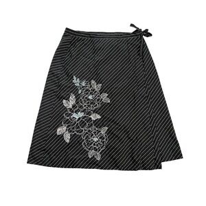 Ann Taylor Black/White Floral Embroidered Pinstriped A-Line Wrap Skirt Size 6